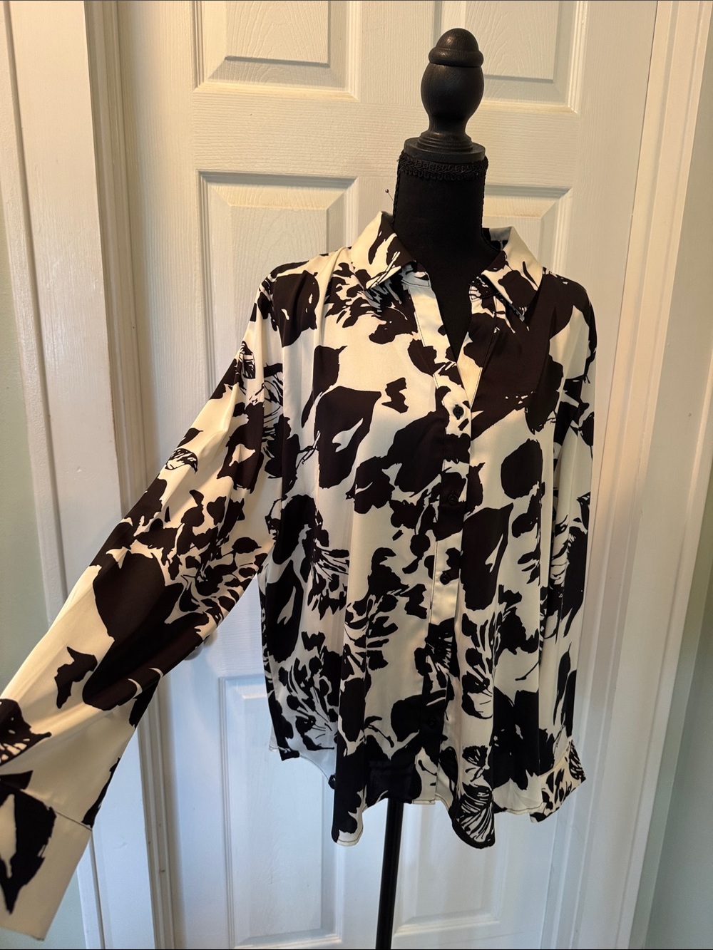 Black & White Floral Button-Front Blouse - Picture 3 of 5